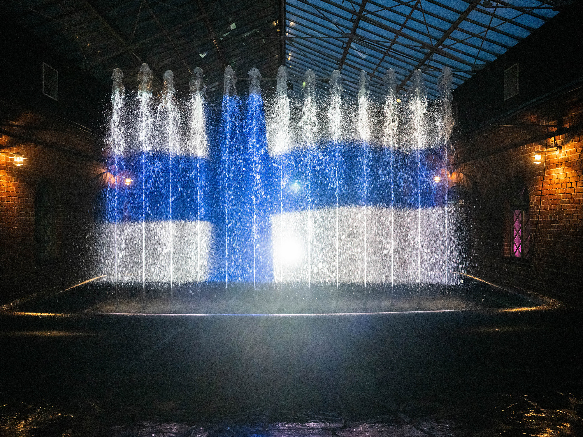 Water projection vesisuihkuilla sisätiloissa