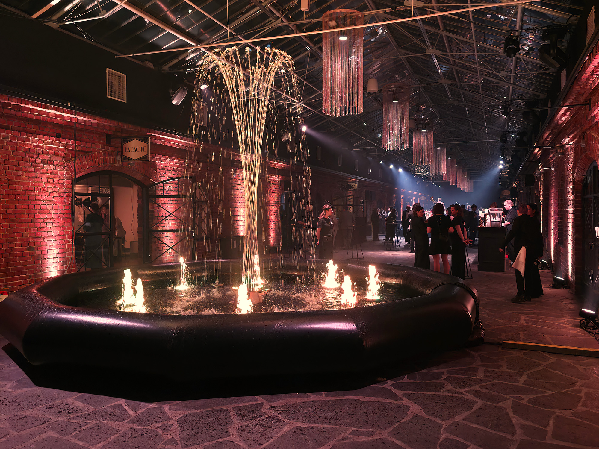 Dancing Fountains valomaailma sovitettu juhlien sisustukseen